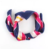 Kézzel szitanyomott egyedi tervezésű négyzet alakú selyemsál